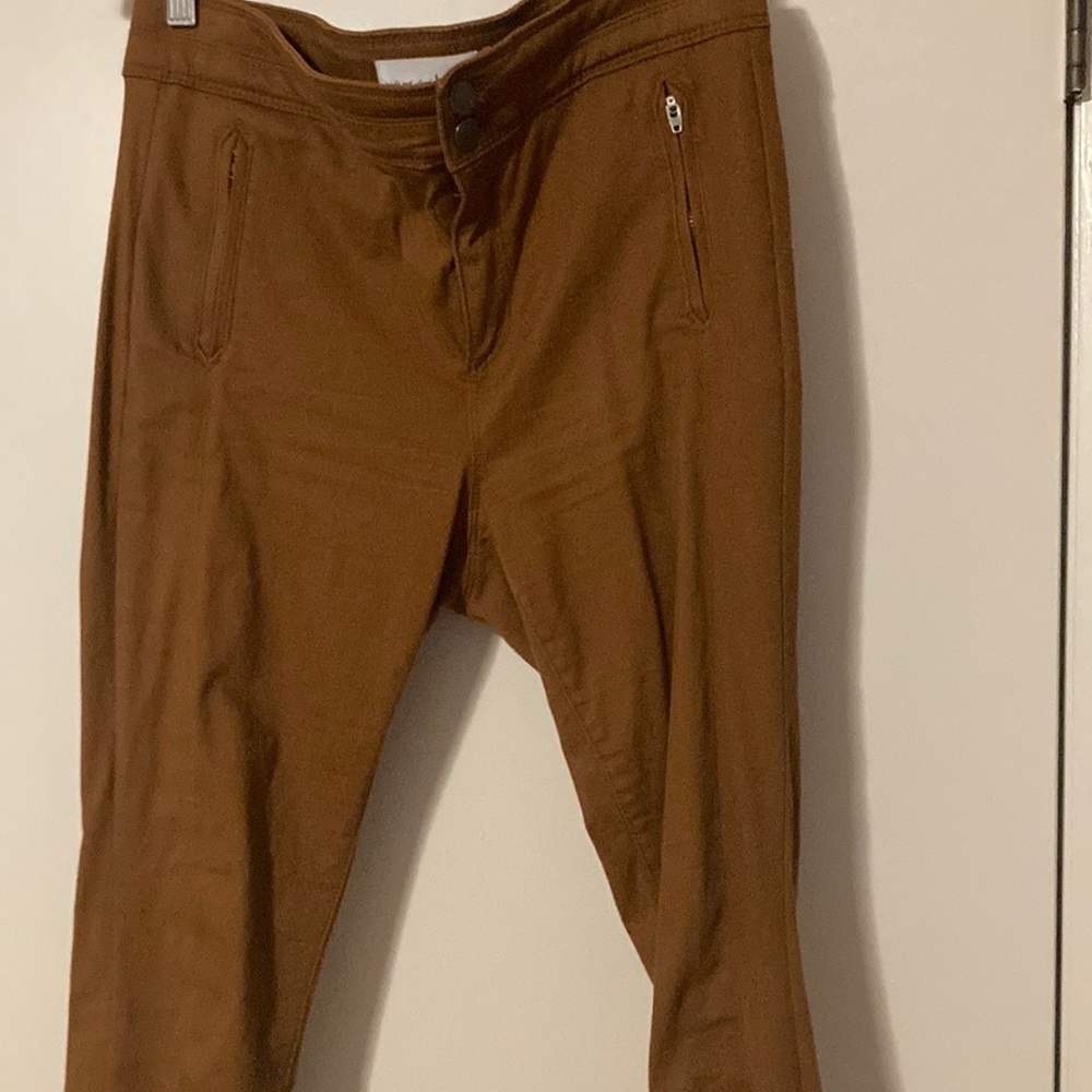 Skinny leg pants with zipper pockets